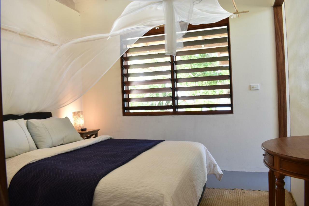 Whispering Palms - Absolute Beachfront Villas Port Vila Exterior photo