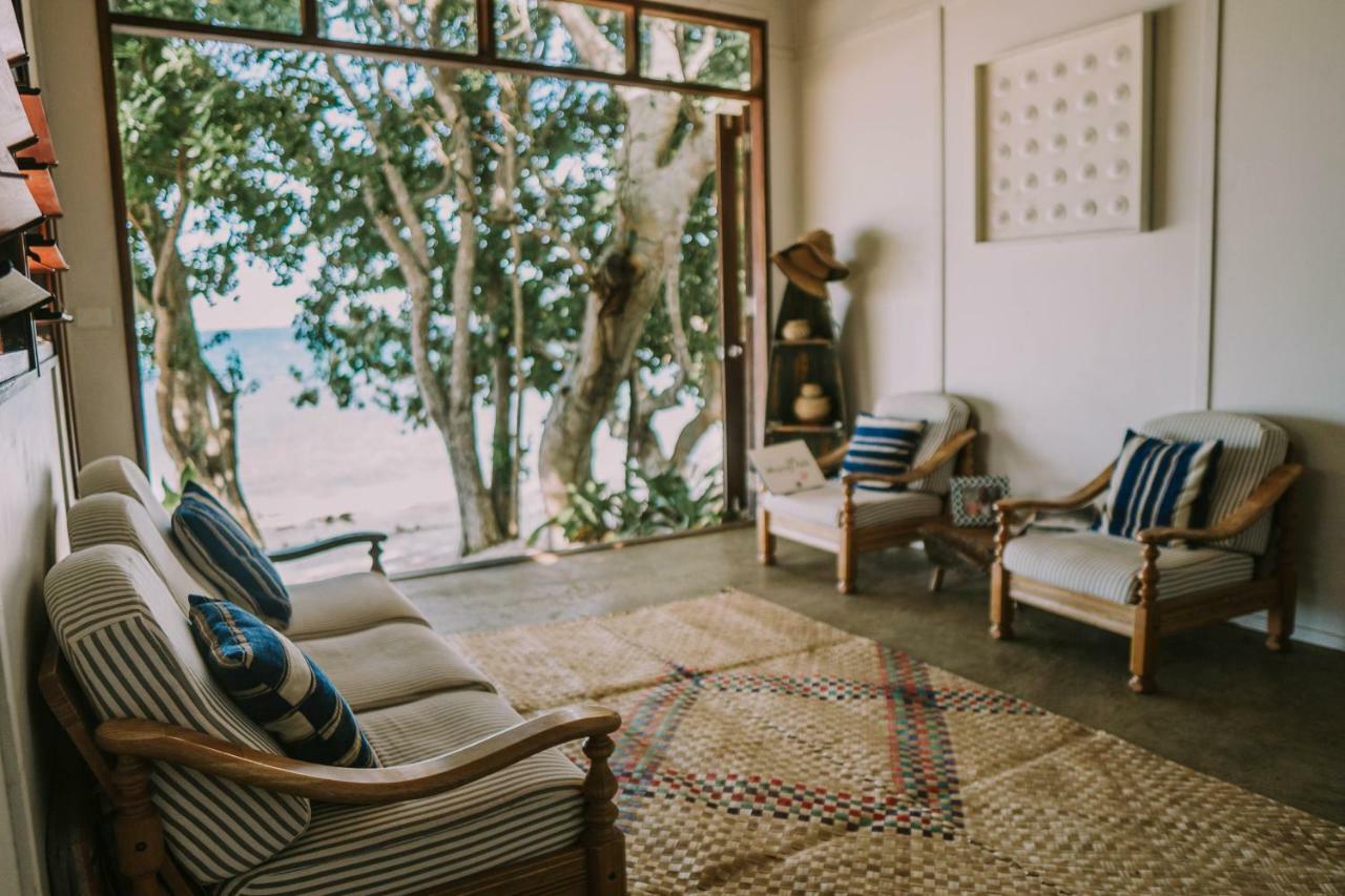 Whispering Palms - Absolute Beachfront Villas Port Vila Exterior photo